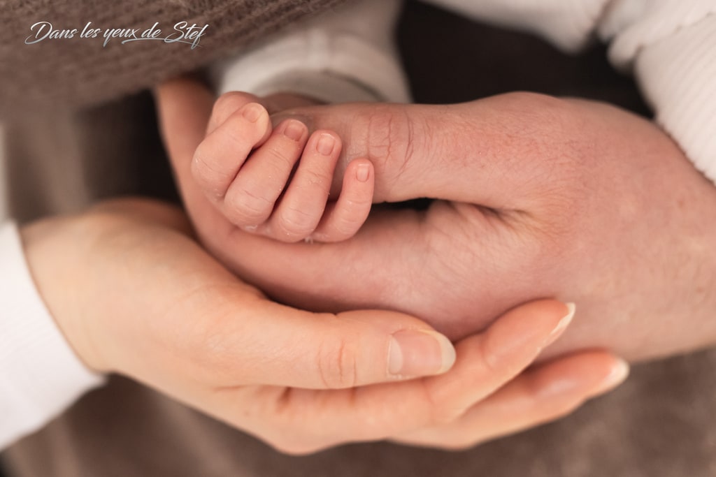 photographe bebe cholet naissance mains detail