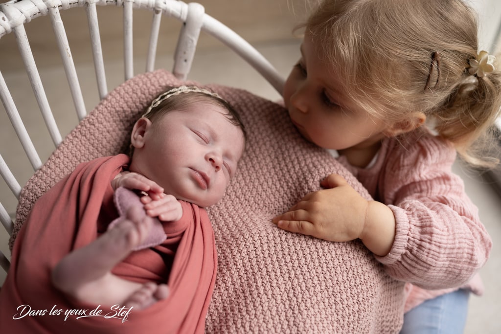 shooting photo naissance nouveau-ne bebe photographe cholet soeurs