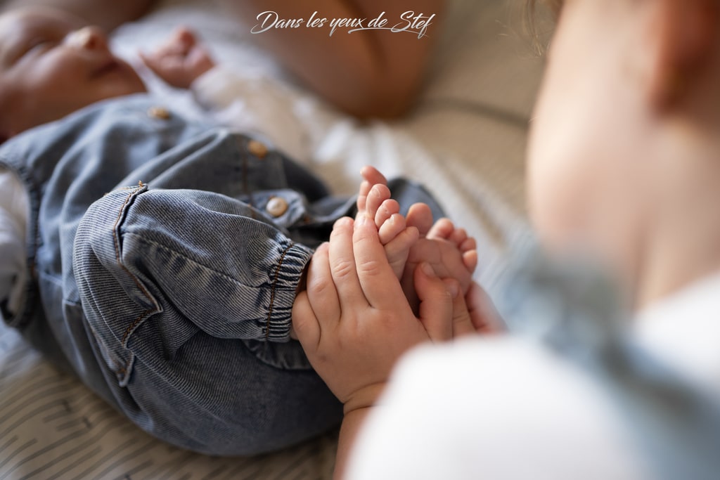 shooting photo naissance bebe soeur famille petits pieds domicile